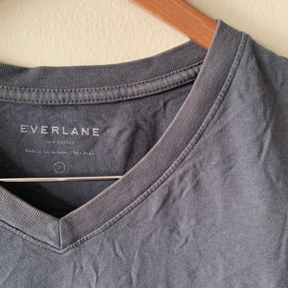 Everlane Men's Charcoal V-Neck Tee - Picture 3 of 4